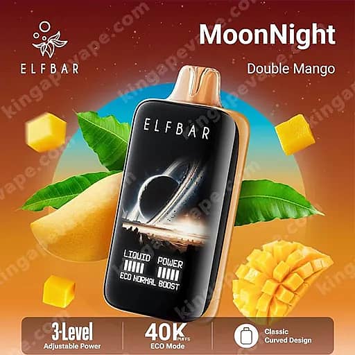 Une vape jetable noire Elfbar Moonnight Double Mango avec un embout buccal doré se trouve sur un fond sur le thème de la mangue tropicale avec des feuilles vertes et des morceaux de mangue, montrant le logo Elfbar et la marque Moonnight.