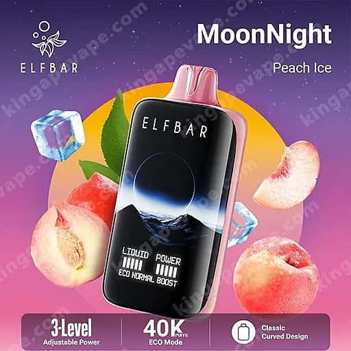 Vape jetable Moonnight Peach Ice Elf Bar avec un corps incurvé noir et un embout rose, entouré de tranches de pêche et de glaçons sur un fond de coucher de soleil violet.