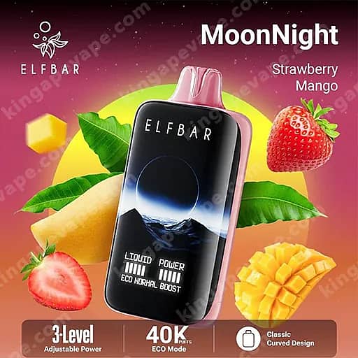 Le dispositif de vape jetable Elfbar Moonnight à saveur de fraise et de mangue se trouve sur un fond dégradé rose à jaune, avec un embout rose, un logo Elfbar sur un corps noir avec un graphique de montagne au clair de lune, entouré de fruits à la fraise et à la mangue.