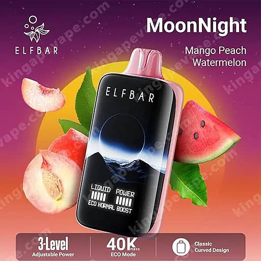 Promotion de l'appareil Moonnight Elfbar Vape comprenant une capsule noire avec un embout rose et un paysage au clair de lune sur l'écran, entouré de tranches de pêche et de quartiers de pastèque sur un dégradé violet à orange, avec l'étiquette de pastèque Moonnight Mango Peach et une liste de barres inférieures telles que 3 niveaux de puissance, 40 000 bouffées et un design incurvé classique.