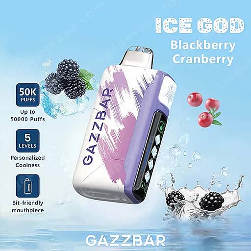 Un dispositivo di vaporizzazione Gazzbar Ice God Blackberry Cranberry inclinato diagonalmente su uno sfondo blu con spruzzi d'acqua e more e mirtilli rossi, pubblicizzando fino a 50.000 boccate, 5 livelli di raffreddamento e un bocchino un po' amichevole.