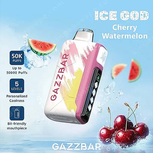 Dispositivo Gazzbar Ice God Vape rosa e bianco che fluttua in un cielo blu, pubblicizzando il sapore di anguria alla ciliegia con fette di anguria e ciliegie nelle vicinanze ed evidenziando fino a 50.000 boccate, cinque livelli di raffreddamento e un bocchino adatto ai morsi.