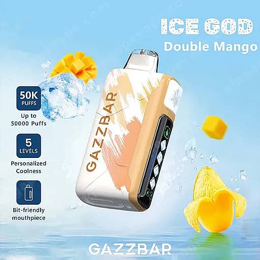 Un dispositivo di vaporizzazione pod angolato con un disegno astratto pesca e crema etichettato 'Gazzbar' e 'Ice God Double Mango', mostrato con cubetti di ghiaccio e fette di mango contro un cielo blu, evidenziando fino a 50.000 boccate, 5 livelli di freschezza personalizzata e un bocchino adatto ai morsi.