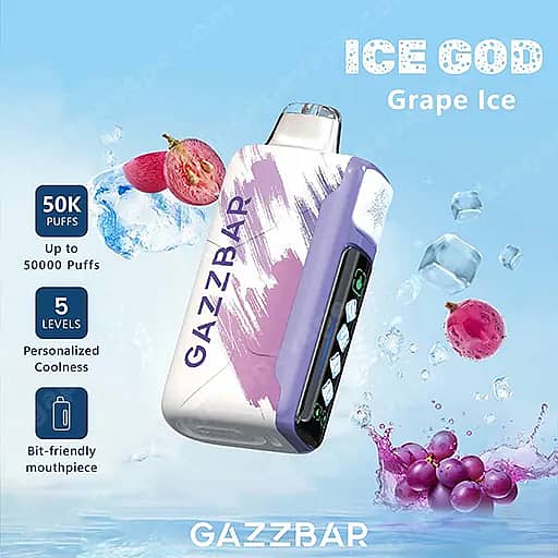 Un dispositivo Gazzbar viola e bianco etichettato 'Ice God Grape Ice' galleggia su uno sfondo blu a tema ghiaccio con cubetti di ghiaccio e uva, mostrando fino a 50.000 boccate, cinque livelli di freschezza personalizzata e un bocchino facile da mordere.