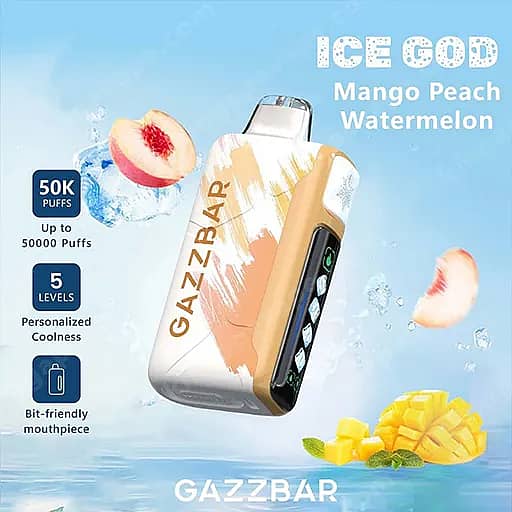 Pod Vape Gazbar Ice God in bianco e oro pesca con un touchscreen laterale, su uno sfondo blu con fette di mango, pesca e anguria, evidenziando fino a 50.000 boccate, 5 livelli di raffreddamento e un bocchino adatto ai morsi.
