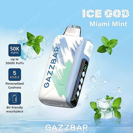 Una pubblicità per il dispositivo Gazzbar Ice God Miami Mint Vape, mostrato fluttuante su uno sfondo blu ghiaccio con foglie di menta e cubetti di ghiaccio, evidenziando fino a 50.000 sbuffi, 5 livelli di raffreddamento e un bocchino adatto ai morsi.