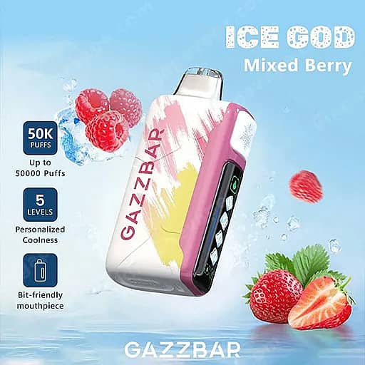 Un dispositivo di vaporizzazione Gazbar rosa e bianco con un design colorato a spruzzi di vernice fluttua su uno sfondo blu accanto a fragole e lamponi, con testo 'Ice God' e 'Mixed Berry' e icone sul lato sinistro che indicano fino a 50.000 boccate, cinque livelli di freschezza personalizzata e un bocchino un po' amichevole.