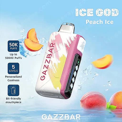 Dispositivo Gazzbar Ice God Peach Ice Vape in rosa e bianco con display laterale, fluttuante su uno sfondo blu con fette e schizzi di pesca, pubblicizzando fino a 50.000 boccate, cinque livelli di freschezza personalizzata e un bocchino un po' amichevole.
