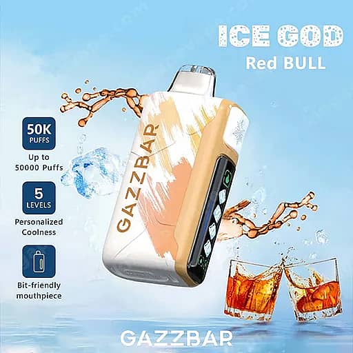 Il dispositivo Gazzbar Ice God Vape nei toni del bianco e della pesca con un pannello display nero e controlli laterali si trova ad angolo tra spruzzi e cubetti di ghiaccio su uno sfondo blu; .
