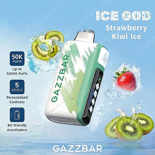 Dispositivo Gazzbar Ice God Strawberry Kiwi Vape in bianco e verde menta con pulsanti di controllo laterali, circondato da fette di fragola e kiwi e schizzi ghiacciati, pubblicizzando fino a 50.000 sbuffi e cinque livelli di raffreddamento.