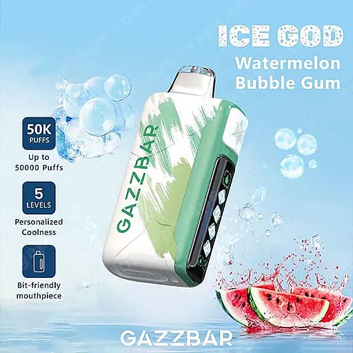 Dispositivo Gazzbar Vape verde e bianco etichettato Ice God Watermelon Bubble Gum con uno schermo digitale laterale, mostrato su uno sfondo blu con bolle e fette di anguria; .