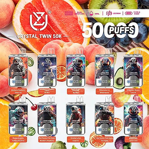Anuncio brillante para dispositivos de vapeo desechables Crystal Twin 50K, que muestra una fila de coloridas cápsulas de sabor con etiquetas afrutadas, frente a un vibrante collage de frutas con pomelo, kiwi, naranjas y bayas, con una leyenda en negrita que dice '50 inhalaciones'.