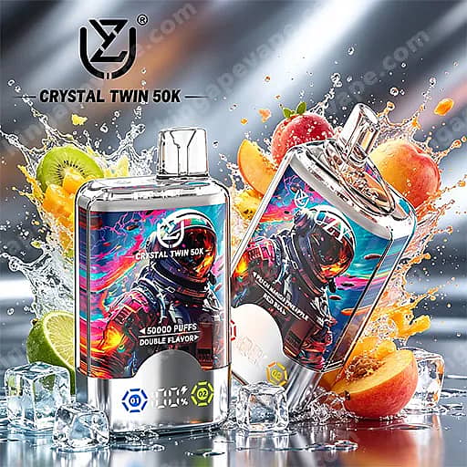 Dos dispositivos de vapeo Crystal Twin 50K con coloridas ilustraciones de astronautas se mantienen erguidos mientras los rodean salpicaduras de agua, cubitos de hielo y rodajas de kiwi, naranja y melocotón.