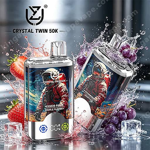 Dos botellas de vapeo rectangulares transparentes con tapas plateadas con la etiqueta Crystal Twin 50K, una de pie y la otra inclinada, con un gráfico de astronauta y el texto '50,000 Puffs Double Flavor', rodeadas de fresas, uvas, cubitos de hielo y salpicaduras de líquido rosa y azul.