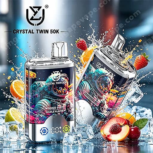 Dos dispositivos de vapeo Crystal Twin 50K con una marca vibrante se ubican entre hielo, bayas y cítricos para enfatizar la alta capacidad de calada y el doble sabor.
