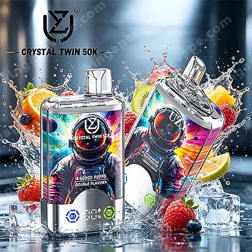 Dos dispositivos de vapeo desechables Crystal Twin 50K con ilustraciones de astronautas se encuentran en medio de salpicaduras de agua y vibrantes rodajas de frutas y bayas.