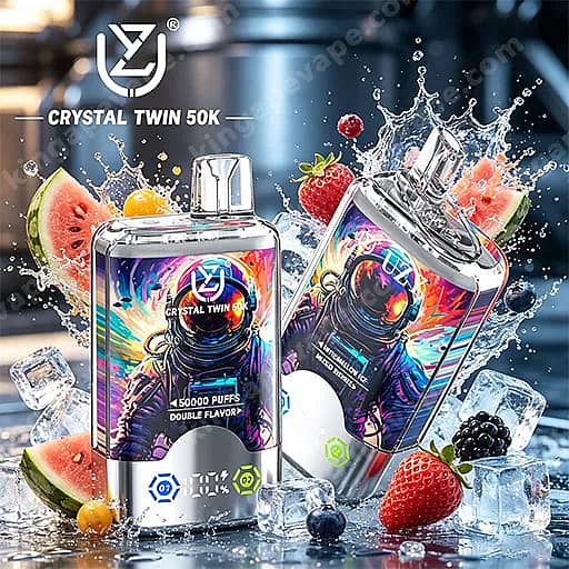Dos dispositivos Crystal Twin de 50K para vapear con ilustraciones de astronautas multicolores, que destacan 50 000 caladas, rodeados de salpicaduras de agua, cubitos de hielo y rodajas de frutas (sandía, fresa, arándanos) sobre un fondo azul frío.