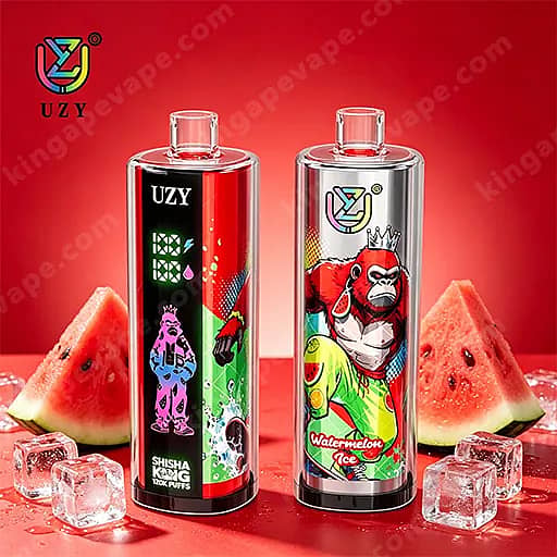 Due bottiglie di Vape Uzy con una grafica vivace stanno su uno sfondo rosso accanto a spicchi di anguria e ghiaccio, la bottiglia di sinistra ha un pannello nero con grafica verde neon, la bottiglia di destra presenta un gorilla incoronato e un'etichetta di ghiaccio di anguria.