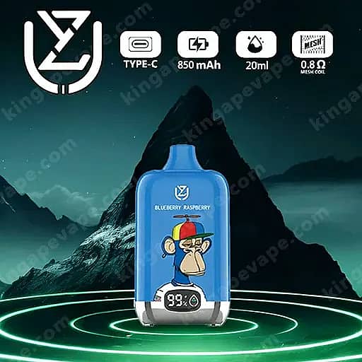 Dispositivo Pod Vape Blu Con Un Pod Blu Stile Bottiglia Con Una Scimmia Cartoon Sull'etichetta Che Legge Mirtillo Lampone E Un Indicatore Della Batteria Che Mostra 93%, Su Uno Sfondo Scuro Di Montagna Con Anelli Verdi Luminosi; .
