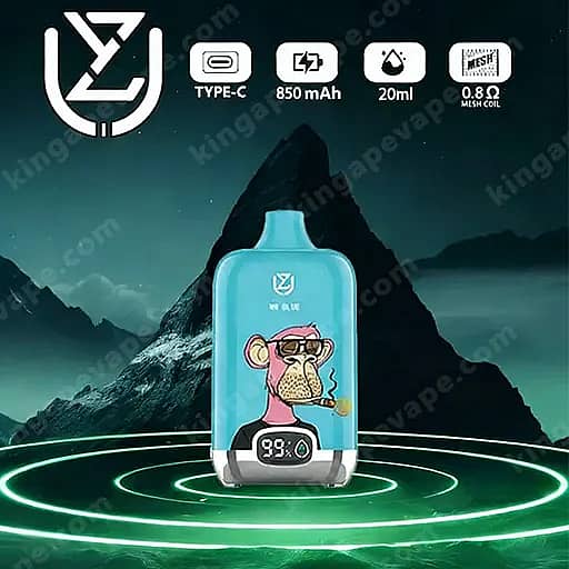 Dispositivo di vaporizzazione in stile pod blu con grafica di una scimmia cartoon sulla parte anteriore e un piccolo display digitale nella parte inferiore, su uno sfondo di montagna scura con anelli circolari luminosi, con icone sopra che indicano la ricarica di tipo C, 850 mAh, 20 ml e bobina a rete da 0,8 Ω.