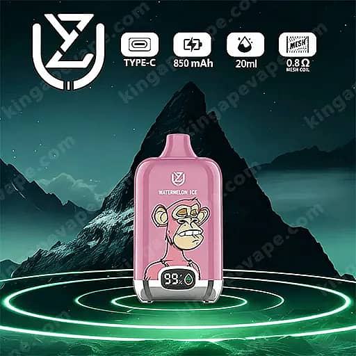 Un dispositivo rosa Vape Pod con una scimmia cartone animato sull'etichetta di ghiaccio di anguria si trova su anelli al neon luminosi in un paesaggio montano scuro; .