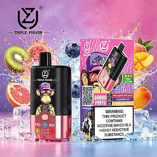 El dispositivo de vapeo negro y rosa con la etiqueta Pro Max de Triple Flavor se encuentra junto a una caja rosa estilo dibujos animados que dice 3 en 1 y 60 000 inhalaciones, con hielo y rodajas de frutas variadas (kiwi, sandía, arándanos, mango y melocotón) en el fondo y una advertencia de nicotina en la caja.