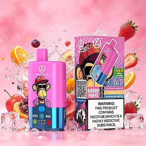 Un dispositivo de vapeo de color rosa brillante con una base azul y un mono de dibujos animados con gafas de sol en el frente, que se muestra junto a una caja rosa a juego con la misma obra de arte y etiquetas como '3 en 1' y '60000 inhalaciones', rodeado de fresas, rodajas de naranja, arándanos y hielo sobre un fondo rosa.