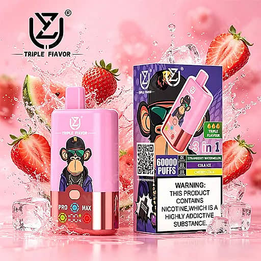 Un dispositivo de vapeo rosa con un mono de dibujos animados en el frente, etiquetado como triple sabor, se encuentra al lado de una caja morada con la misma ilustración del mono y una advertencia de nicotina, rodeada de fresas, cubitos de hielo y un fondo rosa.