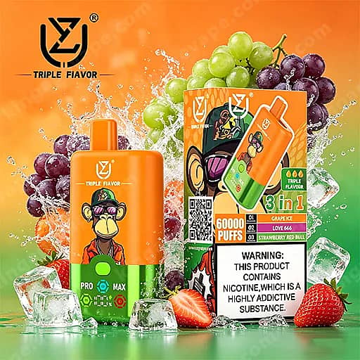 Escena publicitaria de color naranja brillante con una botella de vapeo de color naranja que presenta un mono de dibujos animados y el logotipo de triple sabor, junto a una caja de color que dice '3 en 1' y '60000 inhalaciones', rodeada de cubitos de hielo, uvas verdes y moradas y fresas, con una advertencia de nicotina.