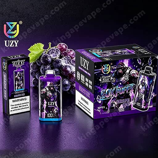 Présentoir de produits Uzy Vape comprenant une bouteille violette devant deux boîtes violettes et noires avec la marque Uzy et la glace au raisin aromatisée, sur un fond violet foncé avec une grappe de raisins.