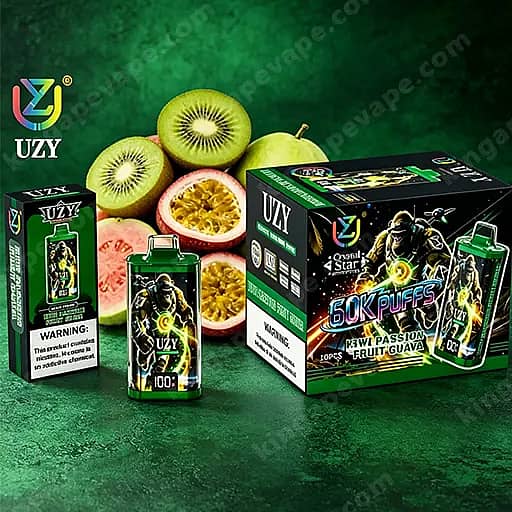 Assortiment d'emballages et de bouteilles de jus Uzy Vape sur fond vert, présentant la saveur de goyave au fruit de la passion kiwi et une grande boîte ' 60 000 bouffées ', avec des tranches de kiwi, de fruit de la passion et de goyave coupées en deux en toile de fond.