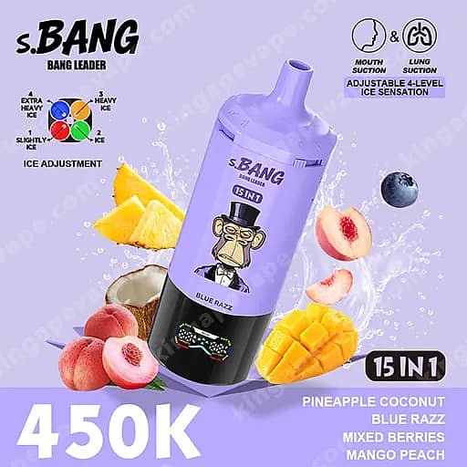 Bottiglia S.bang viola con una scimmia cartone animato che indossa un cappello a cilindro sull'etichetta, che promuove Blue Razz e 15 in 1, posizionata tra fette di ananas, pesca, mango e frutti di bosco su uno sfondo viola chiaro, con un grande testo da 450K.