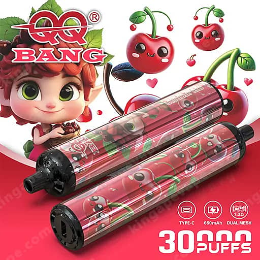 Zwei Vape-Pods mit Kirschmotiv liegen schräg auf einer roten Oberfläche neben einem niedlichen Cartoon-Mädchen und lächelnden Kirschen, mit dem Qq-Bang-Logo und dem Text 30 Puffs auf der Verpackung.
