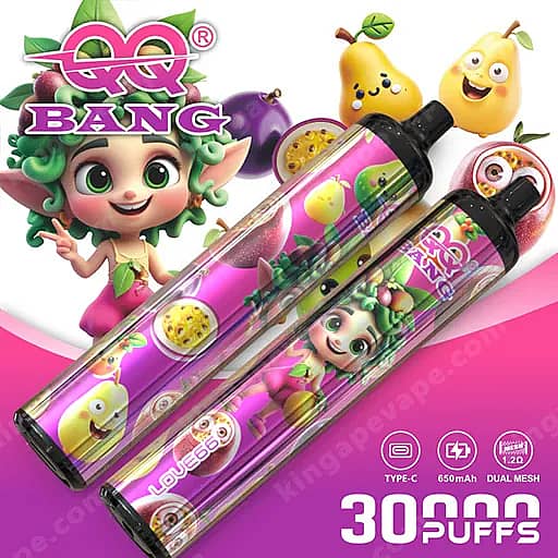 Zwei rosafarbene, durchscheinende Vape-Stifte mit Cartoon-Figuren und Fruchtgrafiken, positioniert auf einem rosa-lila Verpackungshintergrund mit dem 30-Puffs-Etikett und dem Qq-Bang-Branding, daneben lächelnde Birnen- und Zitronenfiguren.