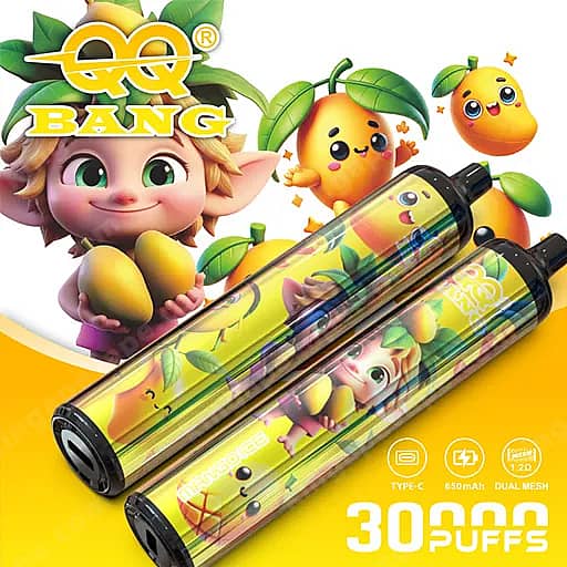 Zwei durchscheinende Vape-Geräte mit Fruchtmotiv und gelbgrüner Farbgebung sitzen diagonal auf einem leuchtend gelben Hintergrund, umgeben von Cartoon-Mangos und einer niedlichen Elfenfigur, mit Qq-Bang-Branding und einem auffälligen 30-Puffs-Etikett.