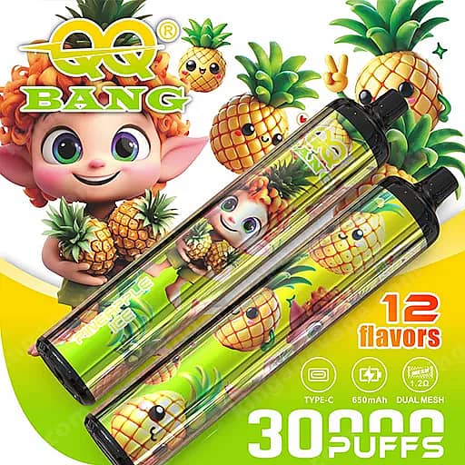 Zwei Einweg-Vape-Geräte mit Ananas-Motiv in grüner und gelber Verpackung, mit Cartoon-Ananas und einer lächelnden Elfenfigur, mit dem Qq-Bang-Logo und den sichtbaren Texten '12 Flavours' und '30 Puffs'.