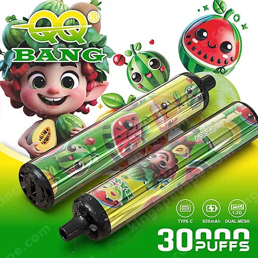 Auf einem hellgrünen Hintergrund sitzen zwei zylindrische Einweg-Vape-Geräte mit grün-gelben Obstverpackungen und Cartoon-Figuren, auf denen ein lächelndes Maskottchen und eine Wassermelonenfigur zu sehen sind, mit dem Text '30 Puffs' und dem Qq-Bang-Logo.