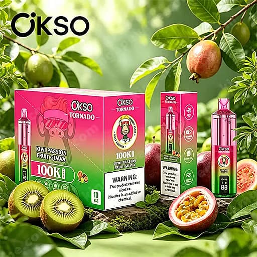 Heldere buitenscène met Okso Tornado vape-producten in roze verpakkingen, waaronder een grote doos met kiwi-passievrucht-guave met het opschrift 100K en verschillende roze flessen, met verse kiwi's, passievruchten en guaves en weelderige groene bladeren op de achtergrond.