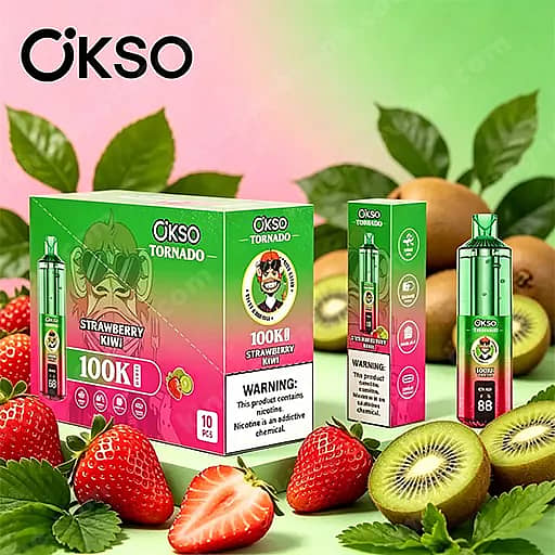 Groene Okso Tornado Aardbeien-Kiwi-smaakverpakking en fles weergegeven op een roze tot groene achtergrond met kleurovergang, omgeven door verse aardbeien en kiwi's.
