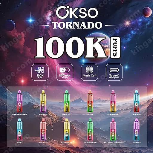 Okso Tornado 100K Puffs-advertentie met een kosmische ruimteachtergrond en een grote 100K Puffs-rubriek, pictogrammen voor 100K Puffs, 800Mah-batterij, mesh-spoel en Type-C-opladen, en een rij kleurrijke vape-flessen die smaken langs de onderkant vertegenwoordigen.