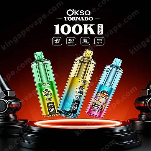 Drie Okso Tornado 100K vape-flessen in groen, geel en blauw met stripfiguurlabels zweven boven een gloeiend rond platform, tegen een donkerrode podiumachtergrond met de Okso Tornado 100K-branding erboven.