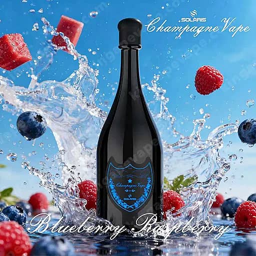 Una botella de champán alta y de color negro brillante se alza en posición vertical en medio de un espectacular chorro de agua con arándanos y frambuesas volando alrededor, contra un cielo azul brillante, con el nombre del sabor Blueberry Raspberry visible en la parte inferior.