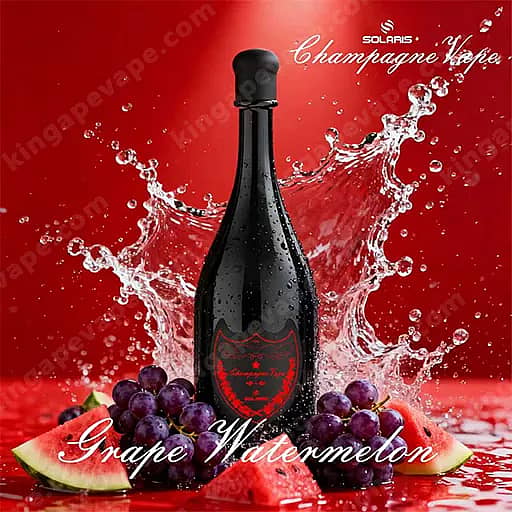 Una botella de champán oscuro con una etiqueta roja se encuentra centrada sobre un fondo rojo con un espectacular toque de agua, rodeada de racimos de uva y rodajas de sandía.