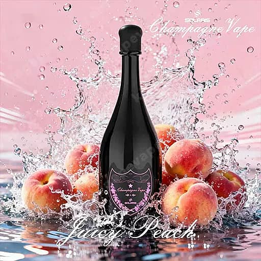 Una botella de champán oscuro con una etiqueta rosa se encuentra en el centro entre los melocotones, con salpicaduras de agua a su alrededor sobre un fondo rosa, anunciando un jugoso vaporizador de champán de melocotón.