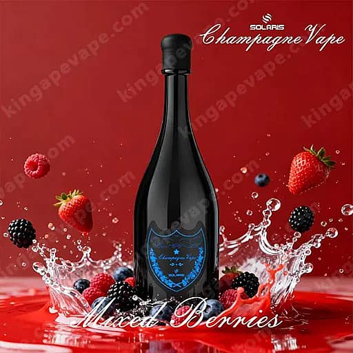 Botella de champán oscuro alineada en el centro con una etiqueta de escudo azul, rodeada por un chorrito de agua y bayas mixtas dispersas (fresas, frambuesas, arándanos, moras) sobre un fondo rojo, con texto en cursiva 'Bayas mixtas' en la parte inferior y la marca 'Solarius Champagne Vape'.