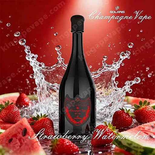 Una botella alta de champán negra con una etiqueta con escudo rojo se mantiene erguida mientras el agua salpica a su alrededor, rodeada de fresas y rodajas de sandía sobre un fondo rojo, con el nombre del sabor 'Strawberry Watermelon' visible en cursiva en la parte inferior.