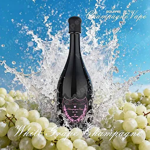 Una botella de champán oscuro centrada en medio de un espectacular chorro de agua, rodeada de uvas blancas contra un cielo azul brillante, con la etiqueta y el texto 'Champán de uva blanca' visibles.