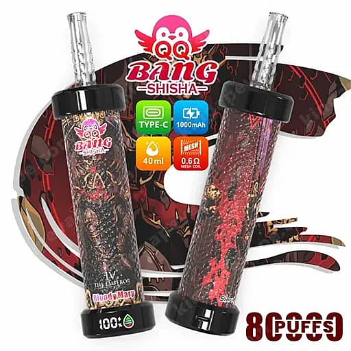 Dos bolígrafos vapeadores desechables Qq Bang Shisha con tapas negras y boquillas transparentes, envueltos en diseños veteados en rojo y negro, exhibidos frente a un fondo de marca que destaca la carga tipo C, 1000 mAh, 40 ml de capacidad y una bobina de malla de 0,6 Ω.