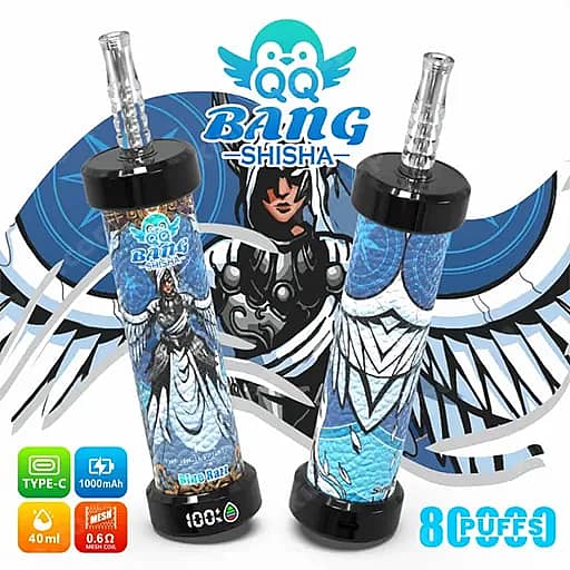 Dos dispositivos de vapeo con estampado azul y boquillas negras se encuentran frente a un gráfico de Qq Bang Shisha alado, con una atrevida obra de arte de armadura y la marca Qq Bang Shisha, con una etiqueta de 80 caladas.