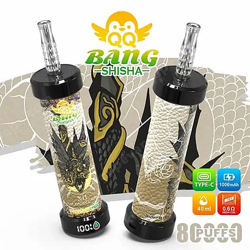 Dos vaporizadores Shisha de vidrio con tapas negras y fundas decorativas texturizadas se encuentran en posición vertical frente a un fondo estampado pálido; .